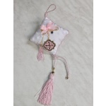 Διακοσμητικό κρεμαστό μαξιλάρι με παραμάνα κωνσταντινάτο ροζ